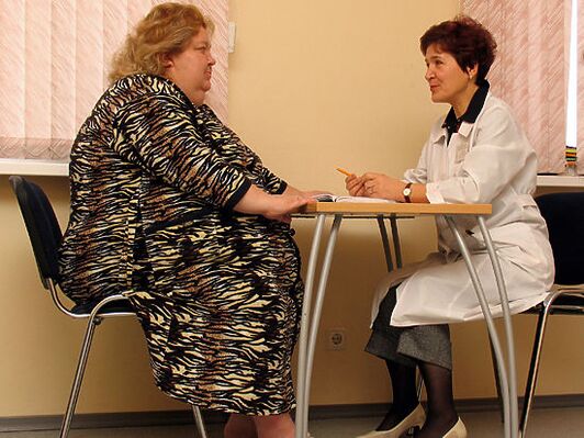 Στη συμβουλή φλεβολόγου, ασθενής με κιρσούς που προκαλούνται από παχυσαρκία